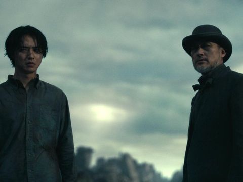 Ken Watanabe sebagai The Watchman dan Kento Yamazaki sebagai Arisu dalam serial Jepang Alice in Borderland 3 (2025). (Netflix).