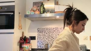 So Sweet! Jennifer Coppen Masak Ayam Panggang Untuk Justin Hubner