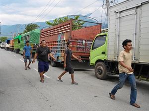 Solar Subsidi Langka, Antrean Truk Mengular di SPBU Palu Solar Subsidi Langka, Antrean Truk Mengular di SPBU Palu