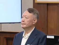 Video: Eks Presiden Korsel Yoon Suk Hadiri Sidang Perdana, Tampak Kurusan