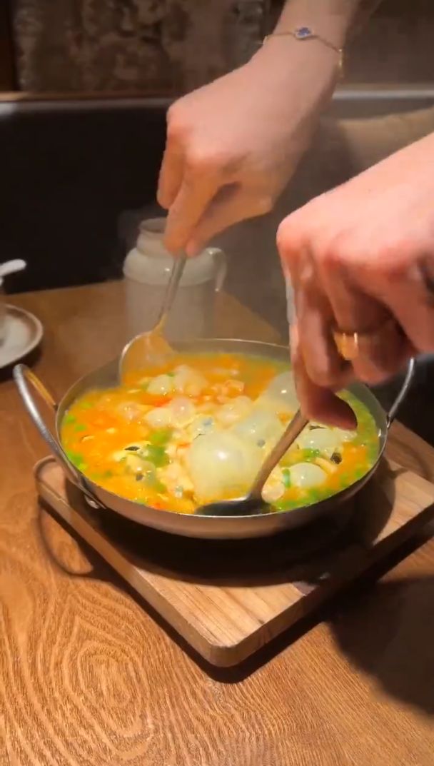 Telur orak-arik masak di batu