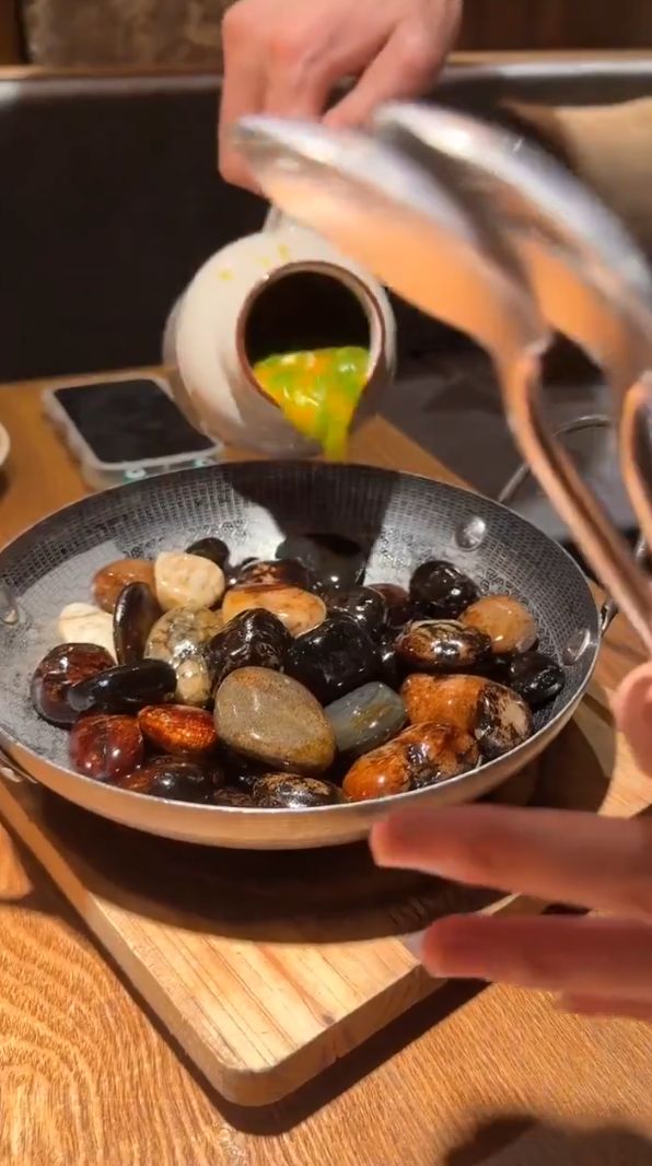 Telur orak-arik masak di batu