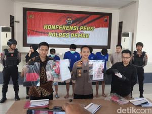 Lihai Komplotan Demak Sulap Kertas HVS Jadi Duit Palsu Ratusan Juta Mirip Asli Lihai Komplotan Demak Sulap Kertas HVS Jadi Duit Palsu Ratusan Juta Mirip Asli