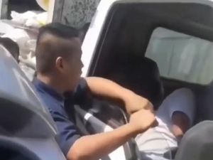Viral Pemobil Ngaku Tentara Pukul Sopir Truk di Pemalang Viral Pemobil Ngaku Tentara Pukul Sopir Truk di Pemalang
