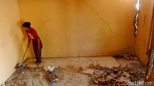 Warga Situbondo Terdampak Gempa Banyuwangi Mulai Bersih-bersih Rumah