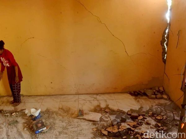 Warga Situbondo Terdampak Gempa Banyuwangi Mulai Bersih-bersih Rumah