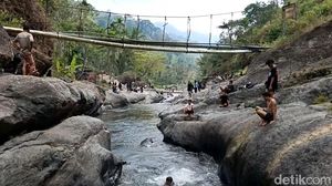 Pesona Kali Rabuan Perpaduan Bebatuan Purba dengan Sungai Jernih