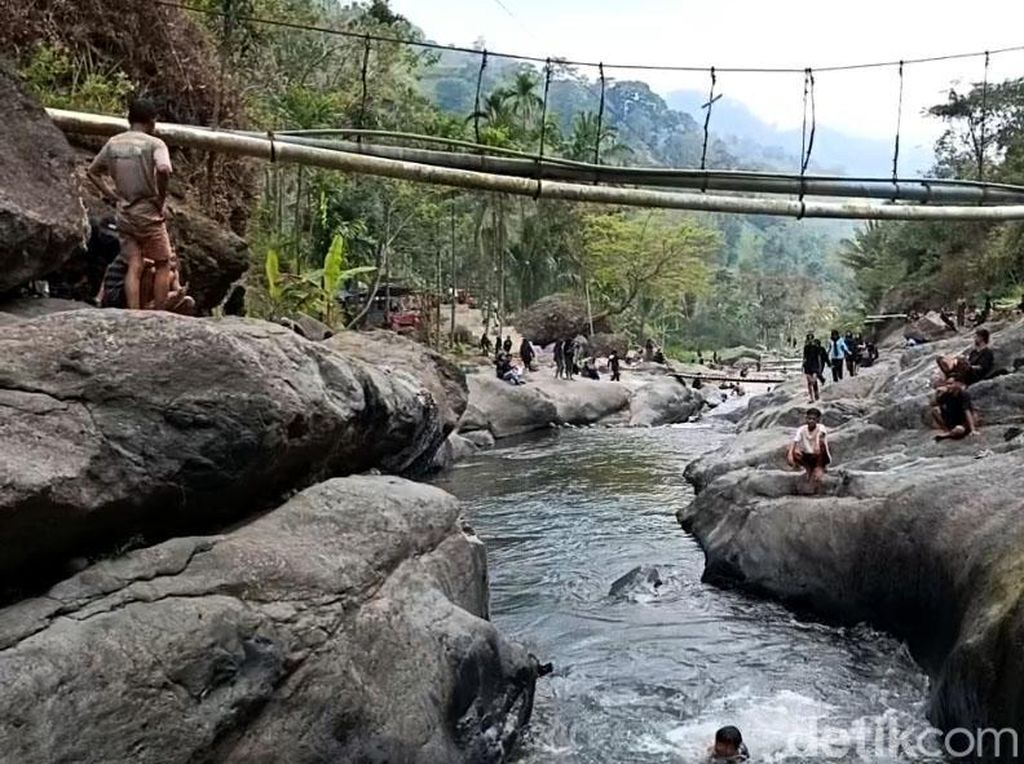Pesona Kali Rabuan Perpaduan Bebatuan Purba dengan Sungai Jernih Pesona Kali Rabuan Perpaduan Bebatuan Purba dengan Sungai Jernih