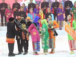 David Leon Bijlsma & Farel Larasati Resmi Jadi Abang None Jakarta 2025