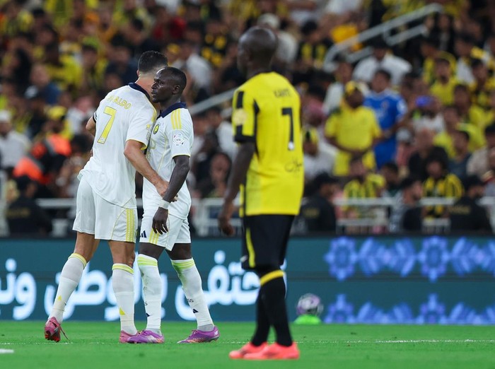 JEDDAH, SAUDI ARABIA - SEPTEMBER 26: Cristiano Ronaldo of Al Nassr celebrates with team-mate Sadio Mane after scoring the 2nd goal during the Saudi Pro League match between Al Ittihad and Al Nassr at King Abdullah Sports City on September 26, 2025 in Jeddah, Saudi Arabia. (Photo by Yasser Bakhsh/Getty Images)