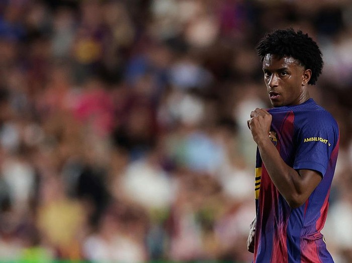 MADRID, SPAIN - AUGUST 31: Alejandro Balde of FC Barcelona disappointed  during the LaLiga EA Sports  match between Rayo Vallecano v FC Barcelona at the Campo de Futbol de Vallecas on August 31, 2025 in Madrid Spain (Photo by Maria Gracia Jimenez/Soccrates/Getty Images)