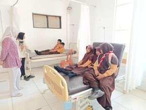 Belasan Siswa di Jember Dilarikan ke Puskesmas Usai Makan Menu MBG Belasan Siswa di Jember Dilarikan ke Puskesmas Usai Makan Menu MBG