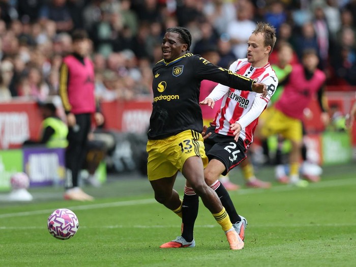 Soccer Football - Premier League - Brentford v Manchester United - GTech Community Stadium, London, Britain - September 27, 2025 Manchester United's Patrick Dorgu in action with Brentford's Mikkel Damsgaard REUTERS/David Klein EDITORIAL USE ONLY. NO USE WITH UNAUTHORIZED AUDIO, VIDEO, DATA, FIXTURE LISTS, CLUB/LEAGUE LOGOS OR 'LIVE' SERVICES. ONLINE IN-MATCH USE LIMITED TO 120 IMAGES, NO VIDEO EMULATION. NO USE IN BETTING, GAMES OR SINGLE CLUB/LEAGUE/PLAYER PUBLICATIONS. PLEASE CONTACT YOUR ACCOUNT REPRESENTATIVE FOR FURTHER DETAILS..
