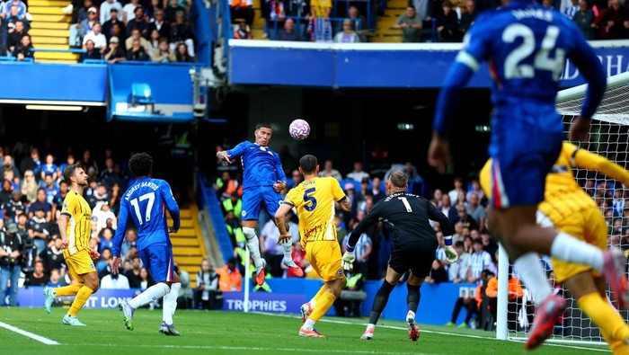 LONDON, ENGLAND - SEPTEMBER 27: Enzo Fernandez of Chelsea scores his teams first goal past goalkeeper Bart Verbruggen of Brighton & Hove Albion during the Premier League match between Chelsea and Brighton & Hove Albion at Stamford Bridge on September 27, 2025 in London, England. (Photo by Bryn Lennon/Getty Images)