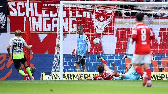 MAINZ, GERMANY - SEPTEMBER 27: Daniel Svensson of Borussia Dortmund scores his teams first goal past goalkeeper Robin Zentner of 1.FSV Mainz 05 during the Bundesliga match between 1. FSV Mainz 05 and Borussia Dortmund at MEWA Arena on September 27, 2025 in Mainz, Germany. (Photo by Alex Grimm/Getty Images)