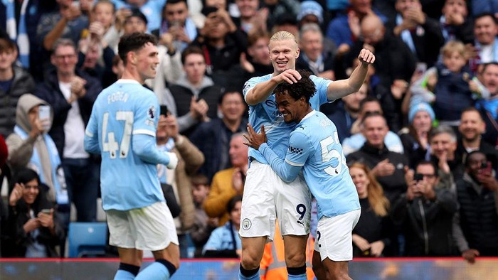 MANCHESTER, ENGLAND - SEPTEMBER 27: Erling Haaland of Manchester City celebrates scoring his teams fifth goal with teammate Oscar Bobb during the Premier League match between Manchester City and Burnley at Etihad Stadium on September 27, 2025 in Manchester, England. (Photo by Matt McNulty/Getty Images)