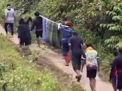 Ibu Hamil di Polman Ditandu 13 Km gegara Jalan Rusak, Bayinya Meninggal