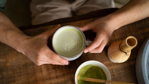 Minum matcha secara rutin membantu meningkatkan kesehatan jantung, fungsi otak, dan memberikan efek antioksidan yang kuat.