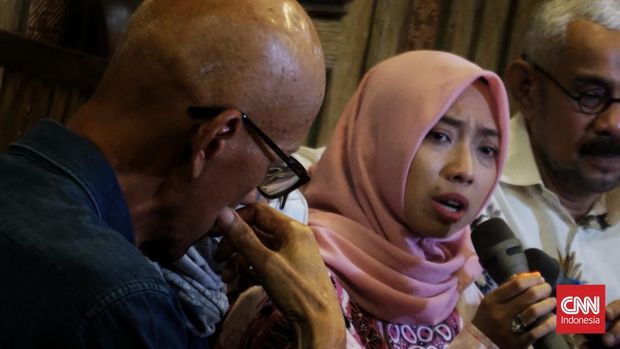 Meta Ayu Puspitantri alias Pita, istri diplomat muda Kemlu, almarhum Arya Daru Pangayunan atau ADP,  akhirnya buka suara, Yogyakarta, Sabtu (27/9). Dia meminta tak ada lagi upaya pembingkaian (framing) negatif tentang mendiang suaminya. (CNNIndonesia/Tunggul)