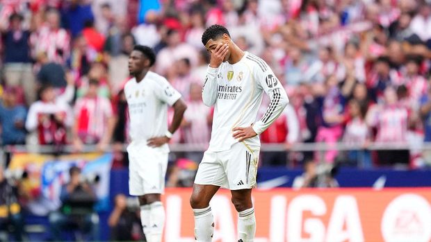 Jude Bellingham central midfield of Real Madrid and England dejected after Atletico fourth goal during the LaLiga EA Sports match between Atletico de Madrid and Real Madrid CF at Riyadh Air Metropolitano on September 27, 2025 in Madrid, Spain. (Photo by Jose Breton/Pics Action/NurPhoto via Getty Images)