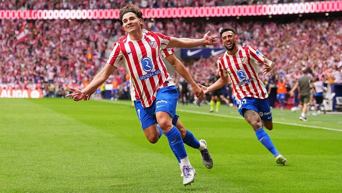 MADRID, SPAIN - SEPTEMBER 27: Julian Alvarez of Atletico de Madrid celebrates scoring his teams fourth goal during the LaLiga EA Sports match between Atletico de Madrid and Real Madrid CF at Riyadh Air Metropolitano on September 27, 2025 in Madrid, Spain. (Photo by Angel Martinez/Getty Images)