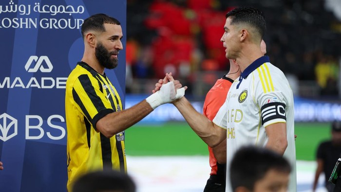 JEDDAH, SAUDI ARABIA - SEPTEMBER 26: Karim Benzema of Al Ittihad and Cristiano Ronaldo of Al Nassr prior the Saudi Pro League match between Al Ittihad and Al Nassr at King Abdullah Sports City on September 26, 2025 in Jeddah, Saudi Arabia. (Photo by Yasser Bakhsh/Getty Images)