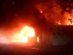 Sejumlah Rumah Terbakar Hebat di Cileunyi Bandung