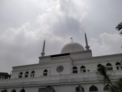 Pesona Masjid Agung Al-Azhar, Ruangnya Penuh Cahaya dan Jendela Besar