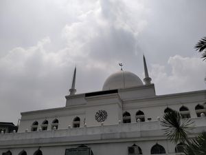 Pesona Masjid Agung Al-Azhar, Ruangnya Penuh Cahaya dan Jendela Besar Pesona Masjid Agung Al-Azhar, Ruangnya Penuh Cahaya dan Jendela Besar