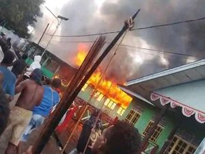 Massa Bakar Pos Satgas Rajawali di Asmat Usai Oknum TNI Diduga Tembak Warga Massa Bakar Pos Satgas Rajawali di Asmat Usai Oknum TNI Diduga Tembak Warga