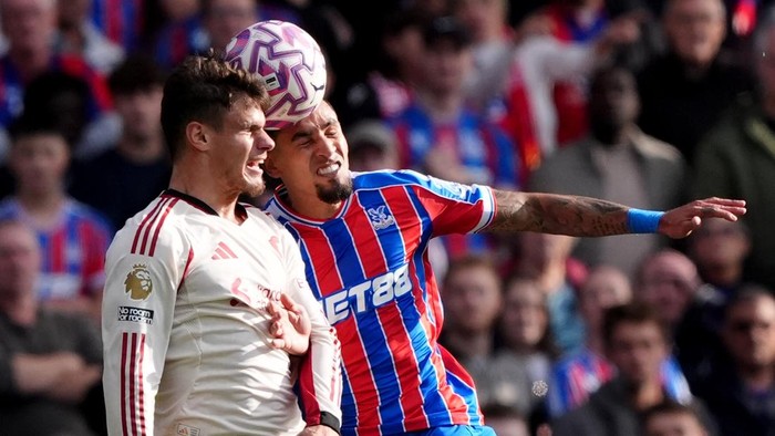 Liverpools Milos Kerkez (left) and Crystal Palaces Daniel Munoz (right) battle for the ball during the Premier League match at Selhurst Park, London. Picture date: Saturday September 27, 2025. (Photo by Jonathan Brady/PA Images via Getty Images)