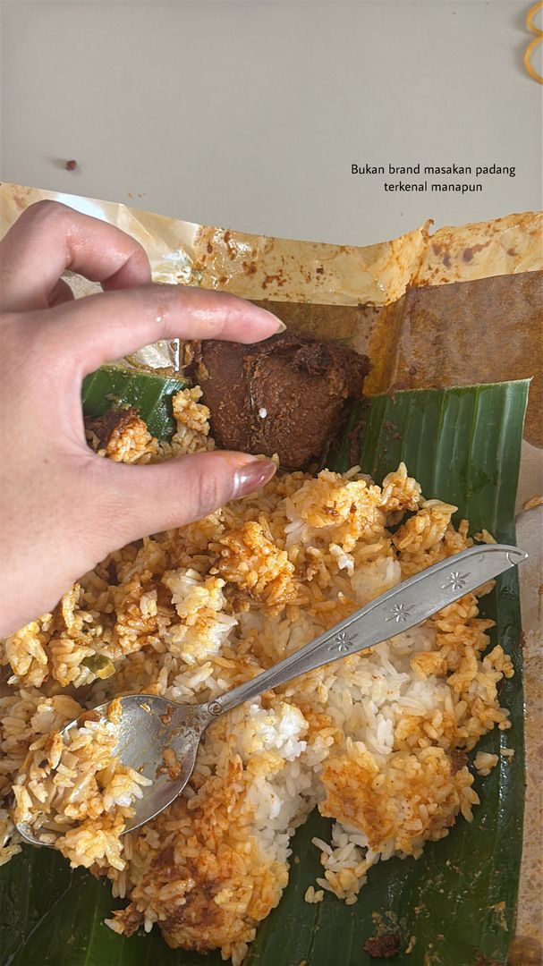 Penampilan nasi Padang dengan lauk rendang dan ayam mini seharga Rp 76.000.