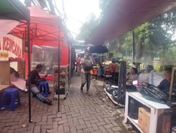 Taman Puring Belum Diperbaiki Usai Kebakaran Juli, Pedagang Tetap Berjualan