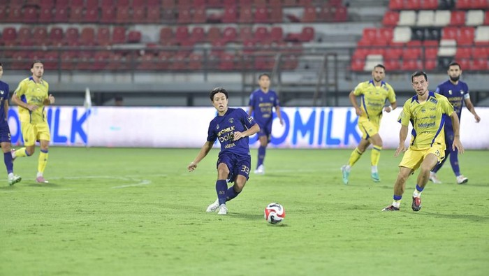 Persita menghadapi Persib dalam pertandingan Super League di Stadion Kapten I Wayan Dipta pada Sabtu (27/9/2025).