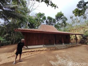 Senangnya Mbah Pono Rumahnya Direhab Jadi Joglo Limasan Khas Jogja Senangnya Mbah Pono Rumahnya Direhab Jadi Joglo Limasan Khas Jogja