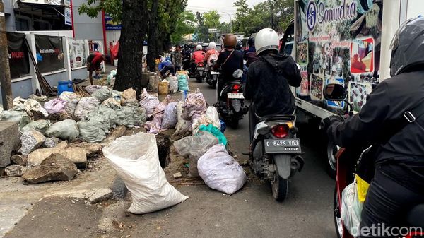 Hati-hati Ada Proyek Galian Relokasi Utilitas di Jalan Buahbatu Bandung