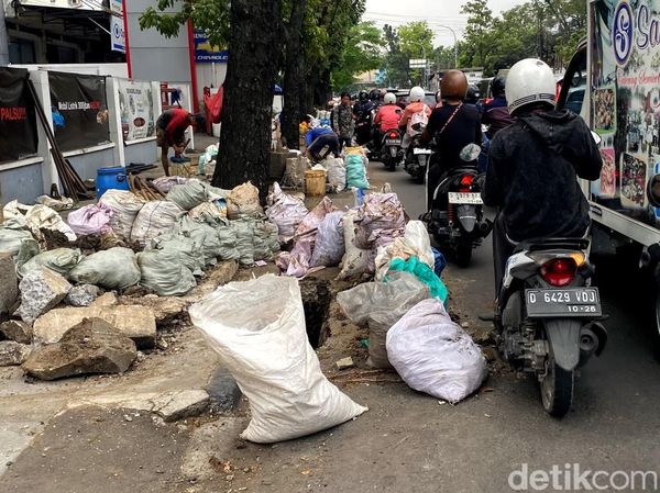Hati-hati Ada Proyek Galian Relokasi Utilitas di Jalan Buahbatu Bandung