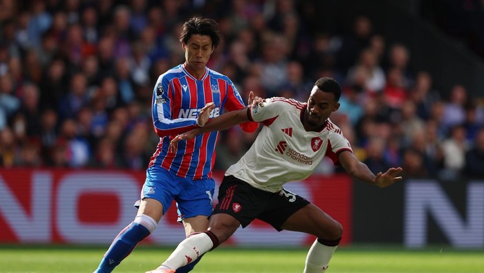 LONDON, ENGLAND - SEPTEMBER 27: Daichi Kamada of Crystal Palace battles for possession with Ryan Gravenberch of Liverpool during the Premier League match between Crystal Palace and Liverpool at Selhurst Park on September 27, 2025 in London, England. (Photo by Tom Dulat/Getty Images)