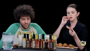 Selena Gomez Kompak Ngopi hingga Makan Bareng Benny Blanco