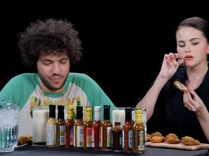Selena Gomez Kompak Ngopi hingga Makan Bareng Benny Blanco Selena Gomez Kompak Ngopi hingga Makan Bareng Benny Blanco