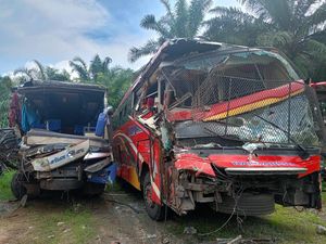 2 Bus Ringsek Usai Tabrakan di Labuhanbatu, 4 Luka-luka 2 Bus Ringsek Usai Tabrakan di Labuhanbatu, 4 Luka-luka