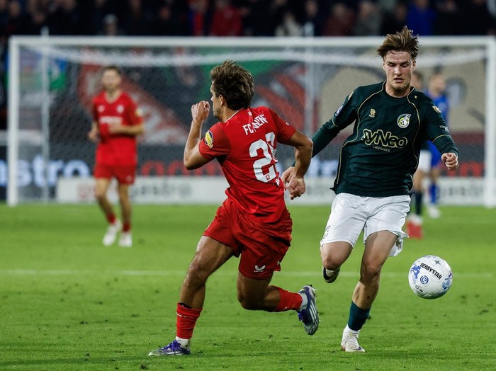ENSCHEDE - Bart van Rooij of FC Twente, Luka Tunjic of Fortuna Sittard (l-r) on their way to 3-2 during the Dutch Eredivisie match between FC Twente and Fortuna Sittard at De Grolsch Veste Stadium on September 26, 2025, in Enschede, Netherlands. ANP VINCENT JANNINK (Photo by ANP via Getty Images)