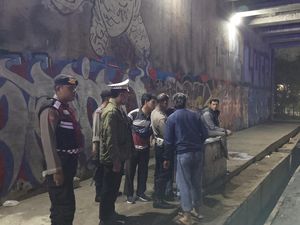 Polisi Cek Viral ABG Acungkan Celurit Tawuran di Kolong Tol Krukut Depok