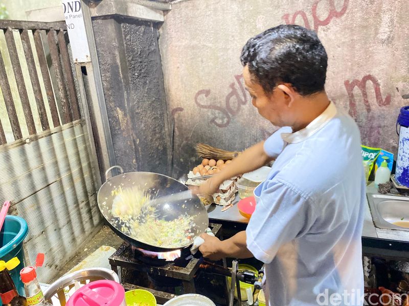 Warung Pakdhe: warung nasi goreng dan chinese food milik mantan chef Solaria