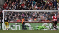 Bruno Fernandes ditepis penaltinya oleh Kelleher saat Manchester United dikalahkan tuan rumah Brentford 1-3 dalam lanjutan Liga Inggris (27/8) (REUTERS/David Klein)