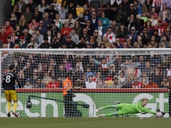 Bruno Fernandes ditepis penaltinya oleh Kelleher saat Manchester United dikalahkan tuan rumah Brentford 1-3 dalam lanjutan Liga Inggris (27/8) (REUTERS/David Klein)