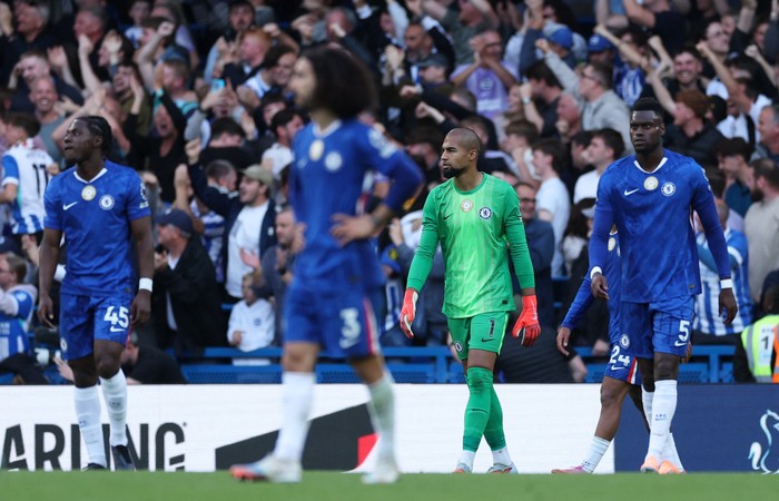 Chelsea Soccer Football - Premier League - Chelsea v Brighton & Hove Albion - Stamford Bridge, London, Britain - September 27, 2025 Chelsea's Robert Sanchez, Romeo Lavia and Benoit Badiashile look dejected after Brighton & Hove Albion's Danny Welbeck scores their third goal Action Images via Reuters/John Sibley EDITORIAL USE ONLY. NO USE WITH UNAUTHORIZED AUDIO, VIDEO, DATA, FIXTURE LISTS, CLUB/LEAGUE LOGOS OR 'LIVE' SERVICES. ONLINE IN-MATCH USE LIMITED TO 120 IMAGES, NO VIDEO EMULATION. NO USE IN BETTING, GAMES OR SINGLE CLUB/LEAGUE/PLAYER PUBLICATIONS. PLEASE CONTACT YOUR ACCOUNT REPRESENTATIVE FOR FURTHER DETAILS..