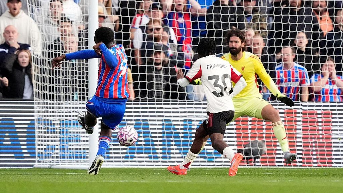 Eddie Nketiah (kiri) melepaskan tendangan yang menjebol gawang Liverpool di injury time. Foto: PA Images via Getty Images/Jonathan Brady - PA Images