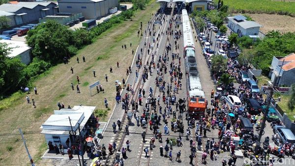 Antusiasme Warga Sambut Parade Kereta Penumpang di HUT ke-80 KAI