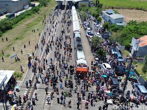 Antusiasme Warga Sambut Parade Kereta Penumpang di HUT ke-80 KAI Antusiasme Warga Sambut Parade Kereta Penumpang di HUT ke-80 KAI